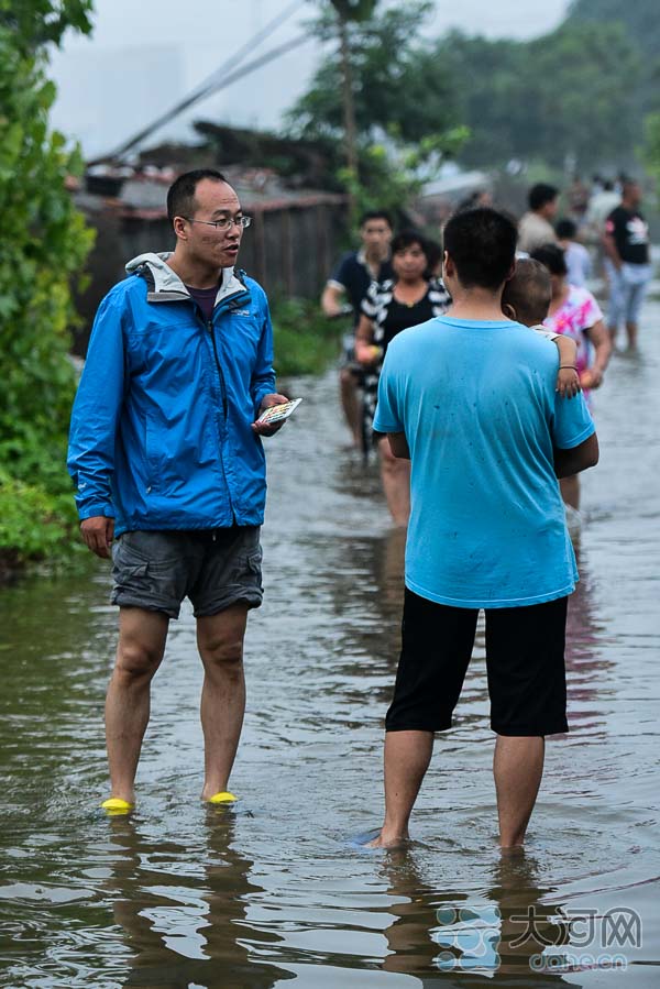 现场直击新乡暴雨：蔬菜大棚几乎没顶 收成要泡汤了