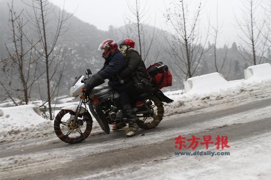 冲刺：车轮缠草绳翻越雪山