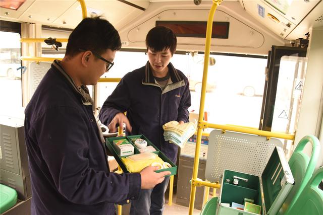 雪来了武汉公交这样防滑 让市民坐上暖心车