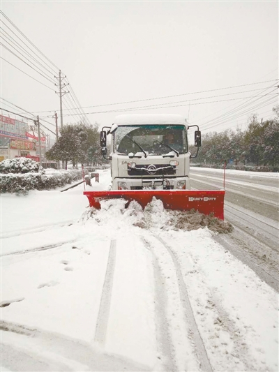 各县市积极应对首场雪