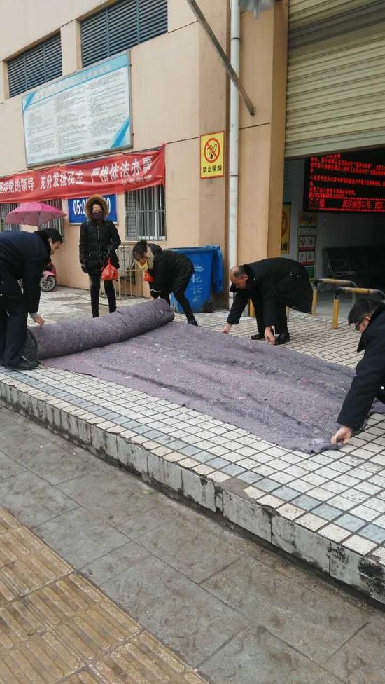 长青城管在农贸市场外铺上防滑垫